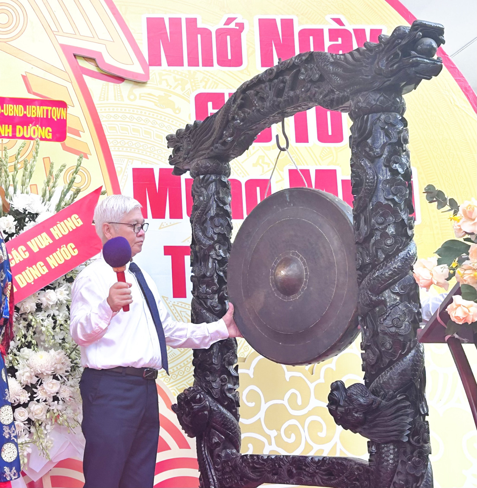 Bí thư Tỉnh ủy Nguyễn Văn Lợi thực hiện nghi thức khai chiêng tại lễ dâng dương